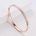 Bracciale minimalista in oro rosa con strass CNC su sfondo geometrico bianco lucido - Taglia 17 / Oro rosa