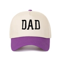 Detail der DAD-Stickerei auf einer zweifarbigen beige-violetten Trucker-Baseballkappe - Verstellbar / Lila