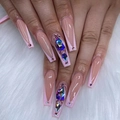 Uñas postizas largas tipo ataúd color rosa con diamantes brillantes sobre fondo de piel - Estilo de Diamantes de Imitación Francés Rosa (JP1718)