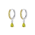 Détail de boucles d'oreilles argentées avec zircon jaune poire et sertissage micro-pavé - Goutte Argent Jaune