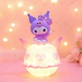 Luce notturna Kuromi viola con sfera luminosa e motivi di teschio a cuore - Stile Lampada Pianeta Kuromi (985-12) / A manovella / Viola