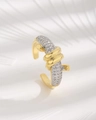 Detalle macro de anillo dorado con nudo retorcido y pavé de circonitas blancas - Cobre Chapado en Oro/Circonita / Anillo Abierto Dorado Con Micro Pavé