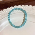 Light blue cat-eye beaded bracelet with chatoyancy effect displayed on a white plate - Blue (Simple Style)