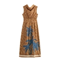 Braunes ärmelloses Maxikleid mit weißen Blättern und blauem Palmenmuster auf weißem Grund - XS / Weizen