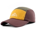 Gorra outdoor 5-panel bicolor en amarillo, verde y granate con bordado de montaña - Ajustable / Rojo Oscuro Color Block