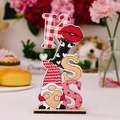 Deko-Aufsteller KISS aus Holz mit Zwerg-Figur für die Valentinstag-Deko - KISS Stil