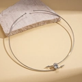 Silbernes Metall-Halsband mit ovalem Zirkon und geometrischen Pfeilen auf Stein - Silber