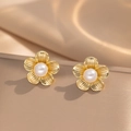Orecchini a perno a fiore vintage dorati con perle su sfondo in tessuto di seta morbido - Piccolo Fiore di Perla Dorata (236)
