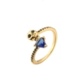 Totenkopf-Ring mit blauem Herz-Edelstein und schwarzen Kristallen in Goldoptik - Herz / Blau