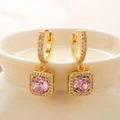 Goldene Ohrringe mit einem rosa quadratischen Kristallanhänger und glitzernden Steinen - Rosa-Gold