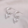 Orecchini vintage in argento a doppia C con pendente a cuore su sfondo di raso - Color Acciaio