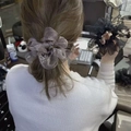 Große Organza-Haargummis in Lila und Schwarz, am Haar und in der Hand gehalten - Schleifen-Scrunchie / Grauviolett