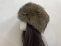 Detailansicht der flauschigen braunen Webpelz-Wintermütze auf einem Schaufensterpuppenkopf - L (58-60cm) / Braun-Schwarz Gesträhnt