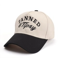 Vista dettagliata del ricamo TANNED & Tipsy su un berretto da baseball stile vintage - Beige con Nero