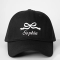 Verstellbare schwarze Baumwoll-Basecap mit weißer Schleifenbestickung und Sophia-Schrift - Einheitsgröße / Schwarz