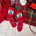 Calze natalizie in pile corallo rosso con motivo ad albero verde per il calore invernale - Albero di Natale con Fiocco