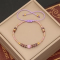 Detail van handgemaakte bohemien kralenarmband met paarse natuursteen op de display - Paars