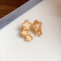 Elegante goldene Blumenohrstecker mit weißen Perlen auf weißem Samthintergrund - 44# Silberne Nadel Asymmetrische Perlen Blumen Ohrstecker