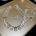 Detalle de conjunto de joyas de oro de lujo con cristales rectangulares en bandeja dorada - Blanco (Conjunto de 3)
