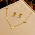 Elegantes vergoldetes Herz-Schmuckset mit weißer Emaille-Halskette und Ohrsteckern - 2-teiliges Set (Halskette + Ohrringe)