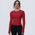Vue détaillée du haut de yoga rouge ajusté présentant un col rond classique élégant - Carmin