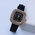Détail de la montre carrée en or rose sertie de strass avec un bracelet en cuir noir mat - Noir Boîtier Or Rose