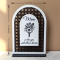 Detail view of Mom acrylic plaque showing dimensions 15x22cm with floral heart message - BTU416B-Black Arched