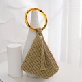Beige gewebte Dreiecks-Clutch mit bernsteinfarbenem Harzgriff und Quasten-Anhänger - Camel