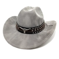 Detail eines grauen Western-Cowboyhuts mit Lederband, Nieten und silbernem Stierkopf-Symbol - M (56-58cm) / Gestreift Grau