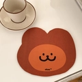 Primo piano del simpatico tappetino da scrivania a forma di orso con toni marroni e arancioni - Leoncin