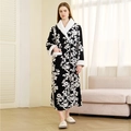 Langer Bademantel mit schwarz-weißem Jacquard-Blumenmuster und weißem Plüschbesatz - Schwarz (Damen)