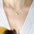 Elegante collana dorata con ciondolo quadrato in conchiglia bianca su modella - 40+5cm / Oro