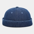 Dettaglio del berretto miki in denim vintage con cuciture a sei pannelli e trama classica - Blu scuro