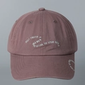 Détail de la broderie blanche sur une casquette de baseball en coton marron vintage - M(56-58cm) / Violet foncé