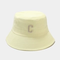 Détail de couture sur un chapeau bob jaune clair avec broderie de la lettre C élégante - M (56-58cm) / Jaune Poussin