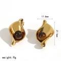 Dettaglio di orecchini a onde placcati oro 18k con perle occhio di tigre e dimensioni - Orecchini Texture Pietra Occhio di Tigre (TE60641-TG)