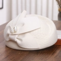 Elegante cappello fascinator in lana bianca con velo a rete, fiocco e perle bianche - M (56-58cm) / crema
