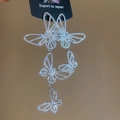 Makroaufnahme von silbernen Schmetterlings-Ohrhängern mit funkelnden Zirkonia-Steinen - Silber (Schmetterlingsstil)
