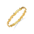 Dettaglio del bracciale ondulato in acciaio al titanio dorato con zirconi luccicanti - Oro/Zirconia Bianca