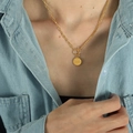 Collana con chiusura OT dorata con catene miste e ciondolo a moneta Beloved inciso - Oro