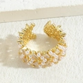Elegante anillo abierto chapado en oro de 14K con perla lustrosa y diseño de circón - Estilo Perla Circonia