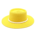 Dettaglio cappello di paglia giallo con decorazione in perle bianche e trama intrecciata - M (56-58cm) / Giallo