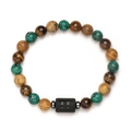 Elastisches Armband aus Tigerauge und Türkis mit Gemini-Sternzeichen-Anhänger auf Weiß - Zwillinge