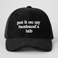 Schwarze Cord-Baseballkappe mit weißer Bestickung 'put it on my husband's tab' - Verstellbar / Schwarz