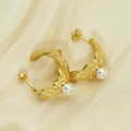 Orecchini a cerchio a C placcati oro con perla bianca su sfondo di tessuto beige - Orecchini Perla Ovali (FS007) / Oro