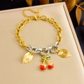 Bracciale a maglie dorate con ciondoli a ciliegia in smalto rosso e pendenti a foglia - Stile Foglia di Ciliegio (B1658)
