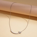 Detailopname van zilveren vlinderketting met parels en fonkelende zirkoon - Zilver
