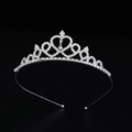 Tiara d'argento a forma di cuore con strass scintillanti e un pendente centrale in cristallo - Stile 3