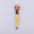 Dettaglio di penna gialla con perline e ciondolo in silicone Blessed MOM girasole - Mamma Benedetta