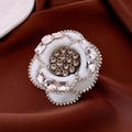 Detail van de camelia bloem broche met strasstenen op bruine satijnen achtergrond - Wit